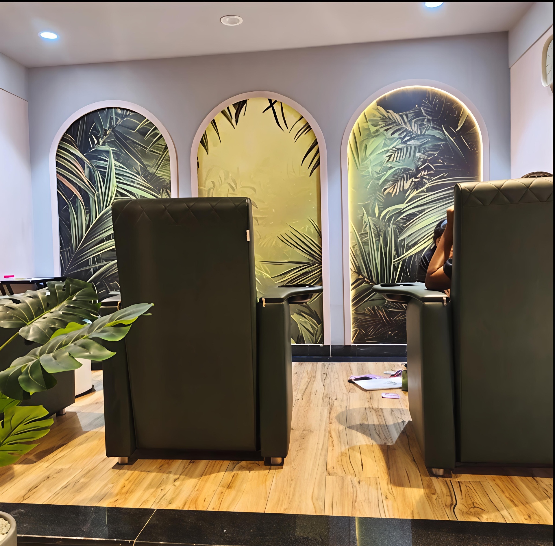 Salon hallway